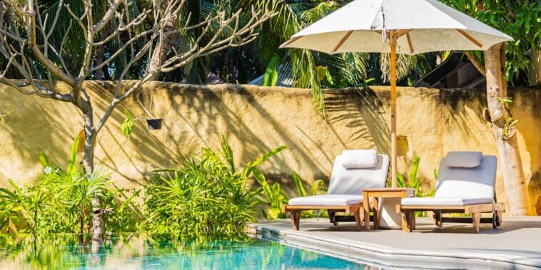 Comment créer une ambiance tropicale autour de la piscine : Nos astuces pour transformer votre jardin en oasis exotique