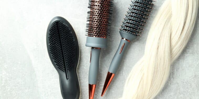 Comment nettoyer les brosses à cheveux pour éliminer les peluches et les accumulations ?
