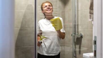 Comment nettoyer les portes de douche en verre pour une salle de bain qui brille ?