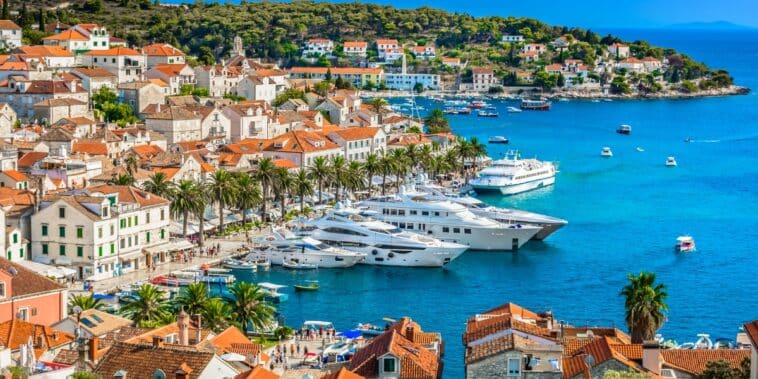 Conseils pratiques pour profiter pleinement de Hvar, votre destination ensoleillée et relaxante cet été