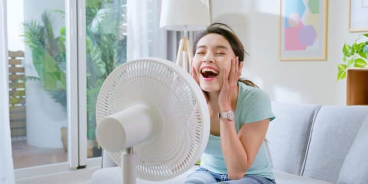 Transformez votre ventilateur en climatiseur sans dépenser un seul euro : astuces simples pour rester au frais à la maison