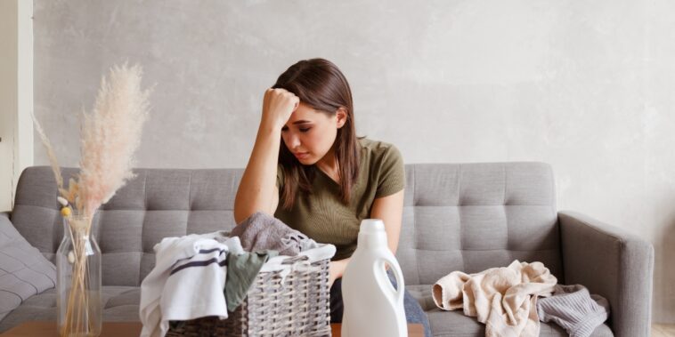 Comment gérer le ménage sans se sentir submergé : astuces pour une maison organisée et sans stress