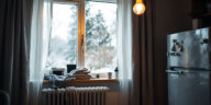 découvrez les erreurs courantes qui augmentent la consommation d'énergie dans votre maison et apprenez comment les éviter pour réduire vos factures et préserver l'environnement.